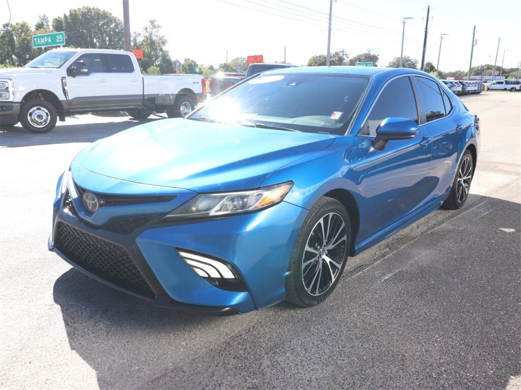 2018 Toyota Camry SE photo 3