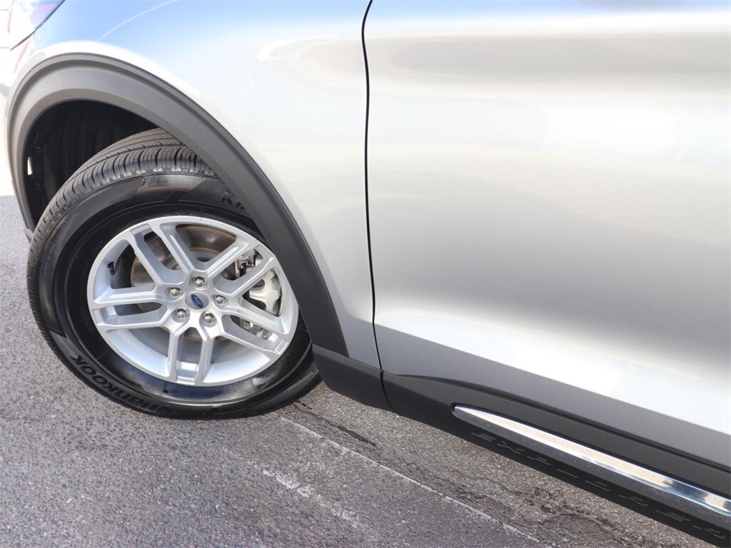 2025 Ford Explorer photo 3