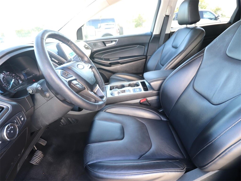2022 Ford Edge Titanium photo 2