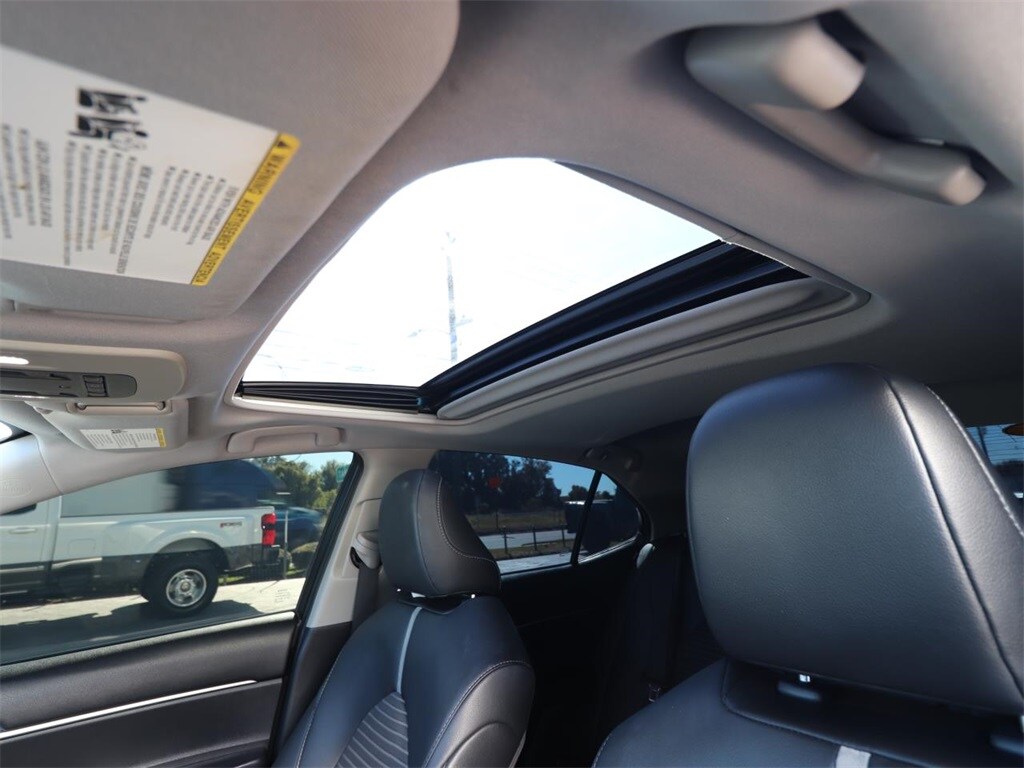 2018 Toyota Camry SE photo 4