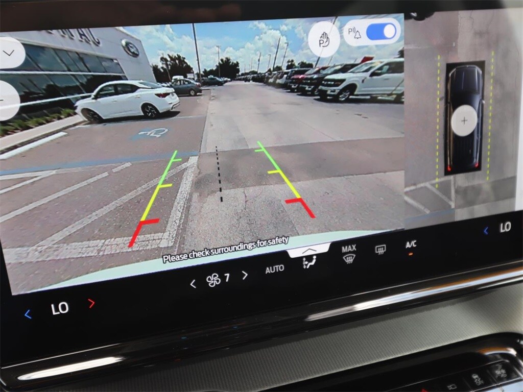 2025 Ford Expedition photo 2