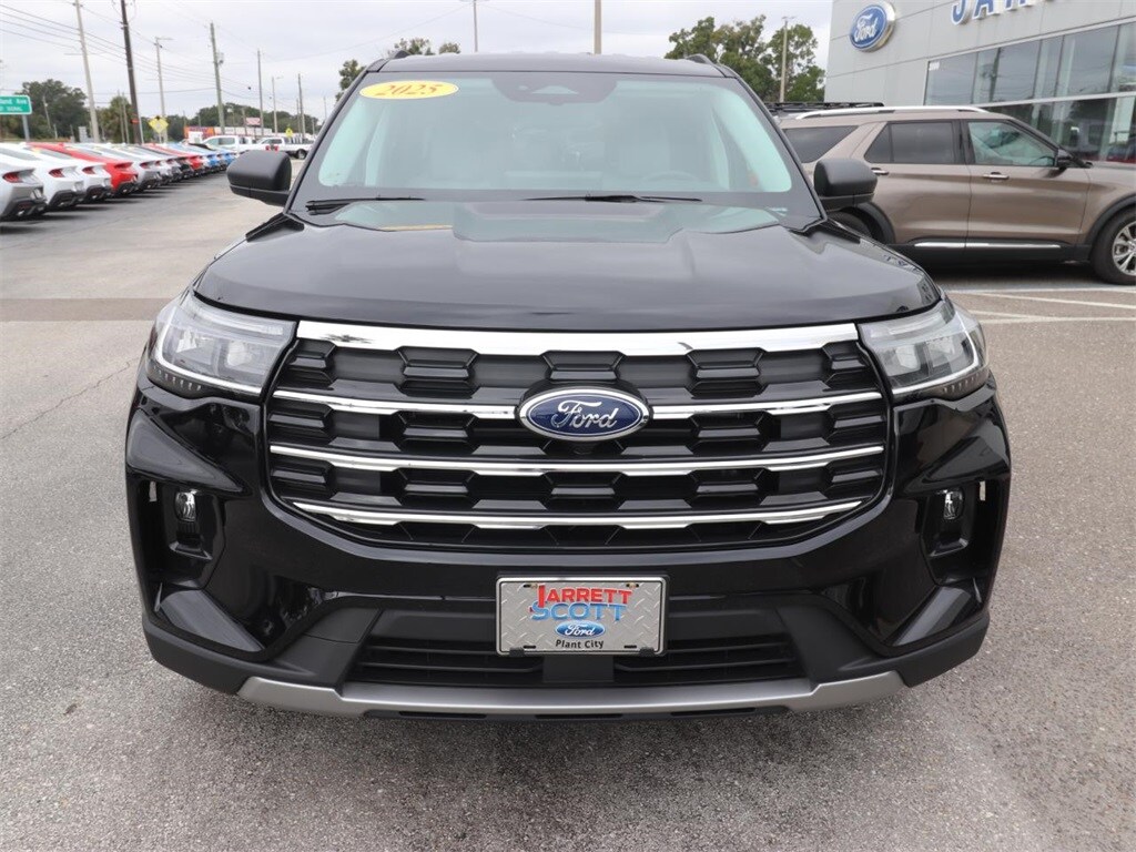 2025 Ford Explorer photo 3
