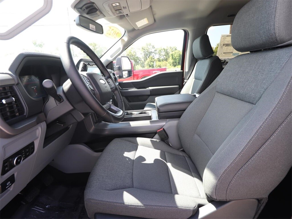 2025 Ford F-150 XLT photo 2