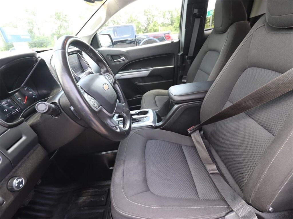2022 Chevrolet Colorado LT photo 2