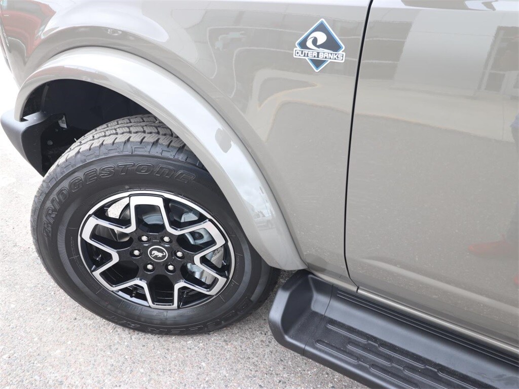 2025 Ford Bronco Outer Banks photo 4