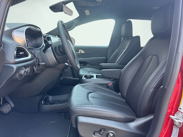 2026 Chrysler Voyager LX - Photo 9