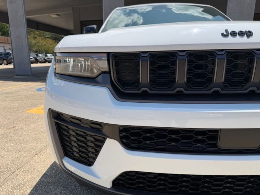New 2026 Jeep Grand Cherokee LAREDO ALTITUDE 4X2 Sport Utility
