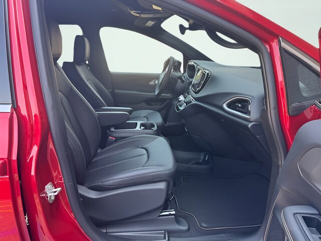 2026 Chrysler Voyager LX - Photo 14