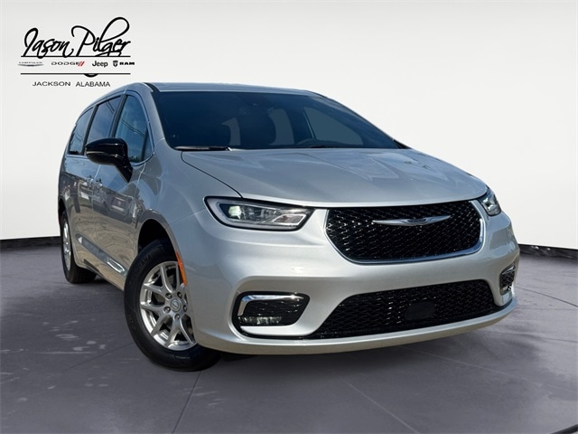 2026 Chrysler Pacifica Select's photo