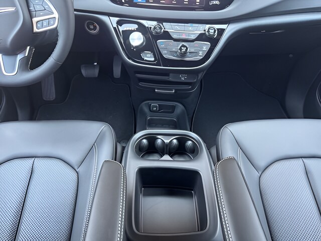 2026 Chrysler Voyager LX - Photo 11