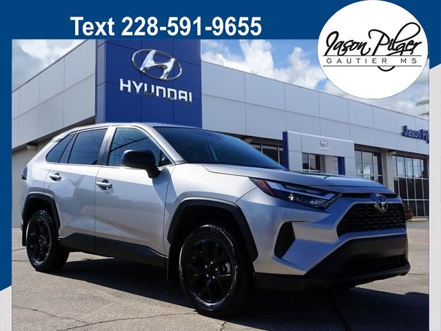 2024 Toyota RAV4 LE's photo