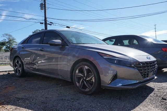 2022 Hyundai Elantra SEL photo 2