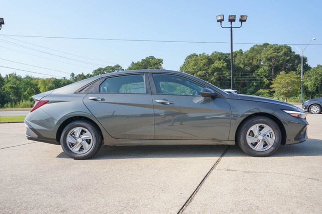 New 2026 Hyundai Elantra SE Sedan
