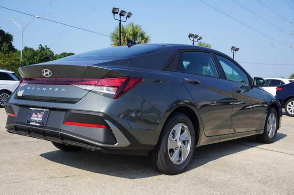New 2026 Hyundai Elantra SE Sedan