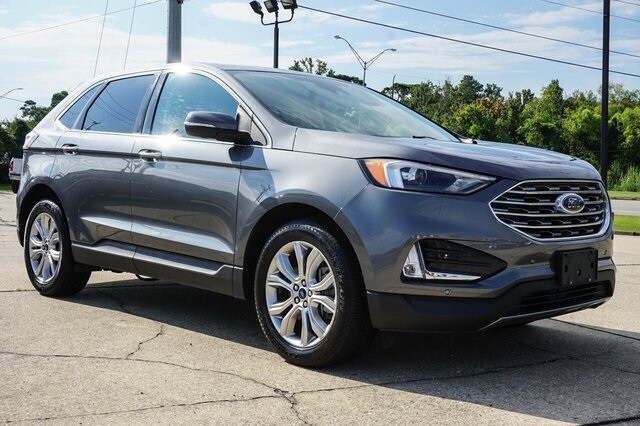 2022 Ford Edge Titanium photo 2