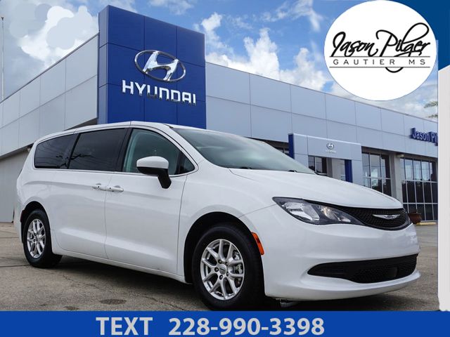2023 Chrysler Voyager LX's photo
