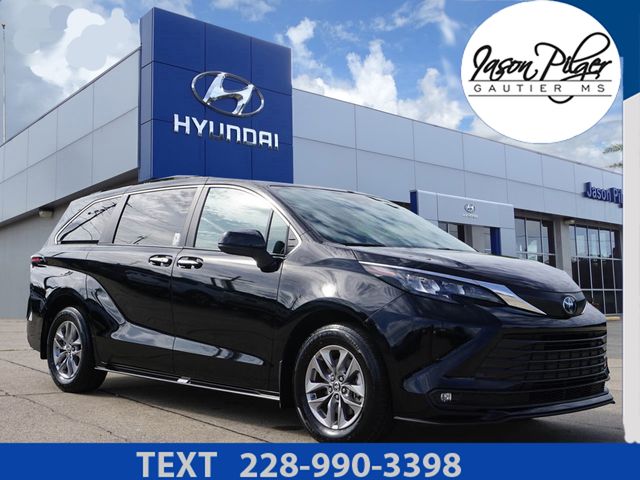 2025 Toyota Sienna XLE 7-Passenger Hybrid FWD's photo