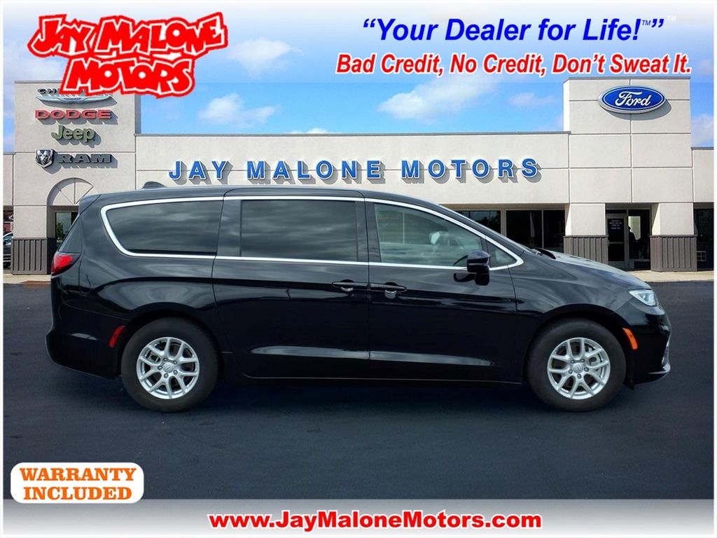 2025 Chrysler Pacifica Select's photo