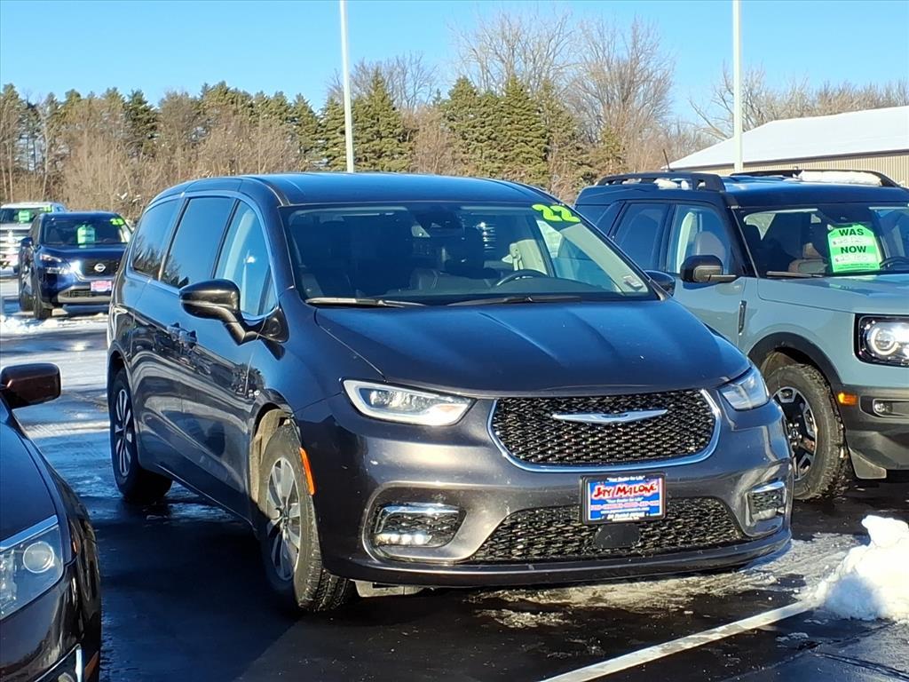 2022 Chrysler Pacifica Hybrid Touring L's photo