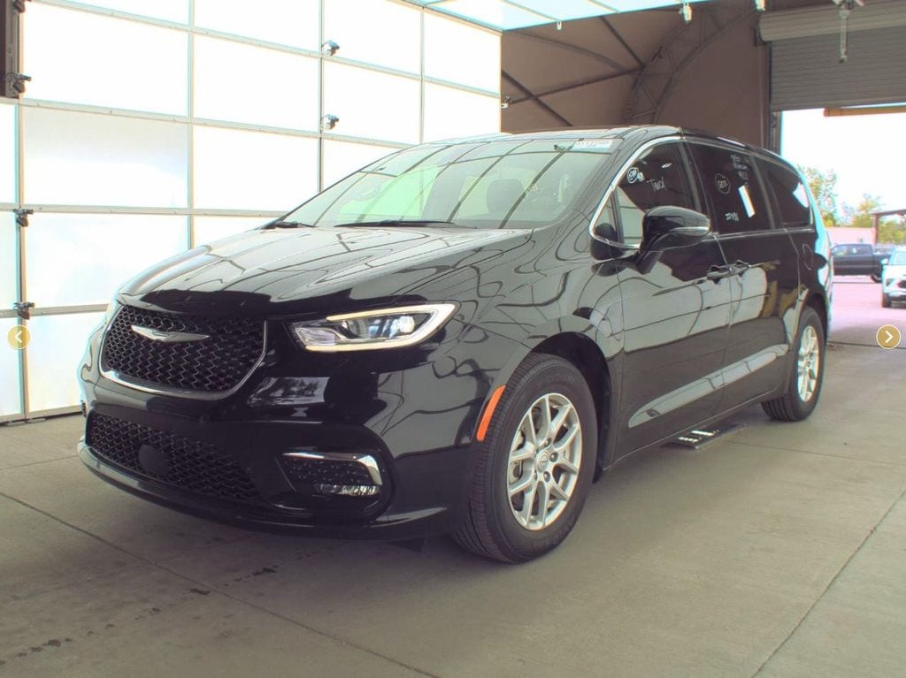 2025 Chrysler Pacifica Select's photo