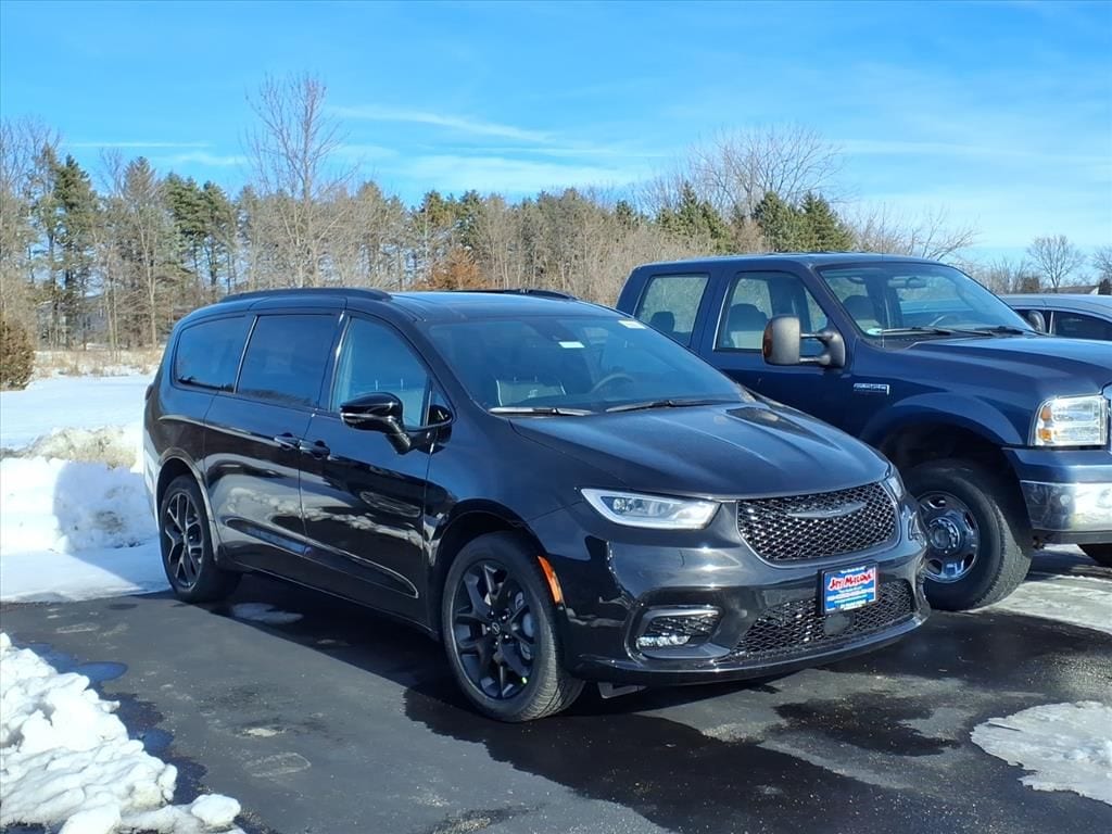 2026 Chrysler Pacifica Limited's photo