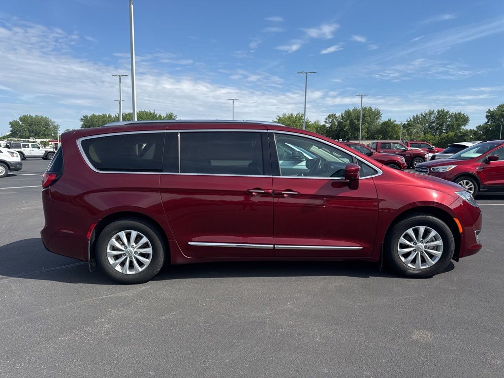 2019 Chrysler Pacifica Touring L's photo