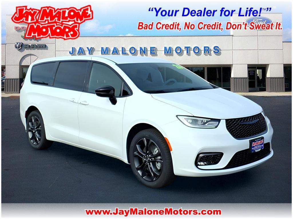 2026 Chrysler Pacifica Select's photo