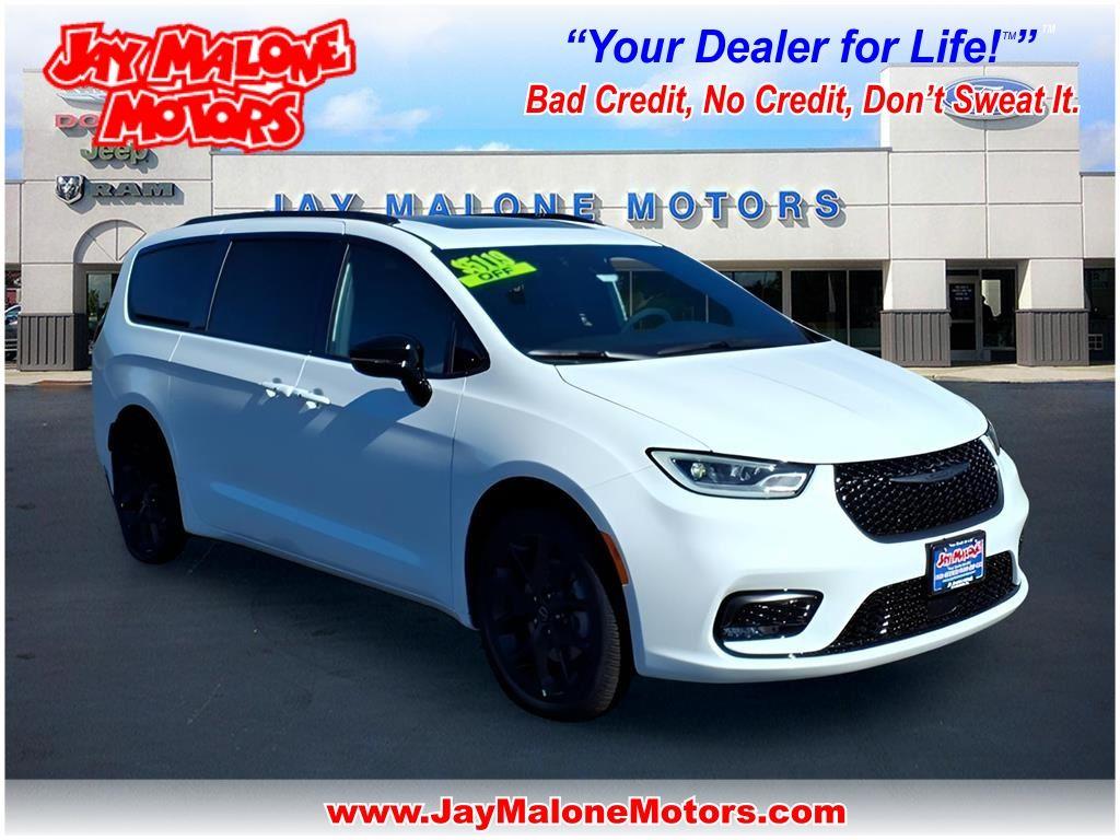 2026 Chrysler Pacifica Limited's photo