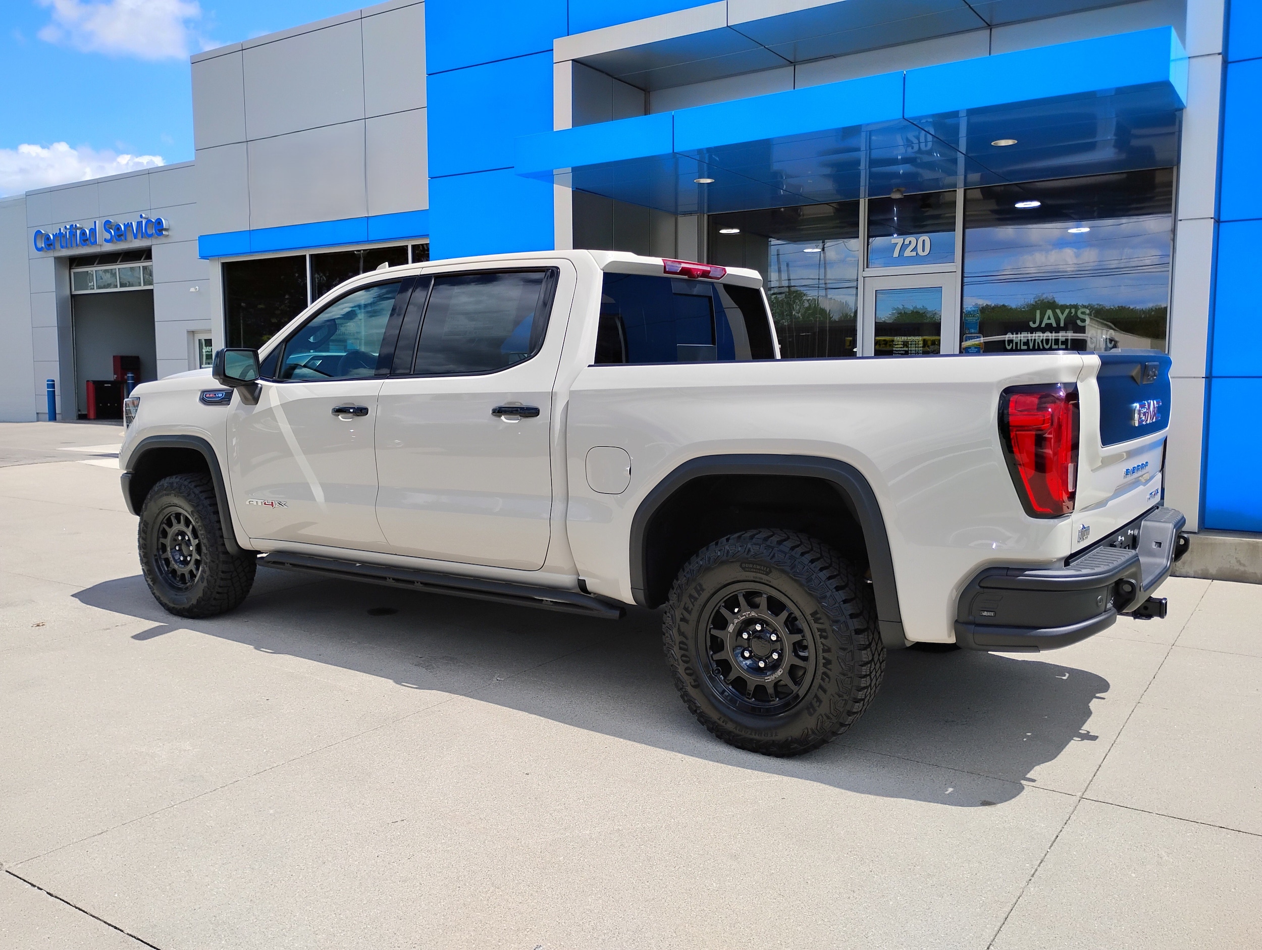 2026 GMC Sierra 1500 AT4X - Photo 10