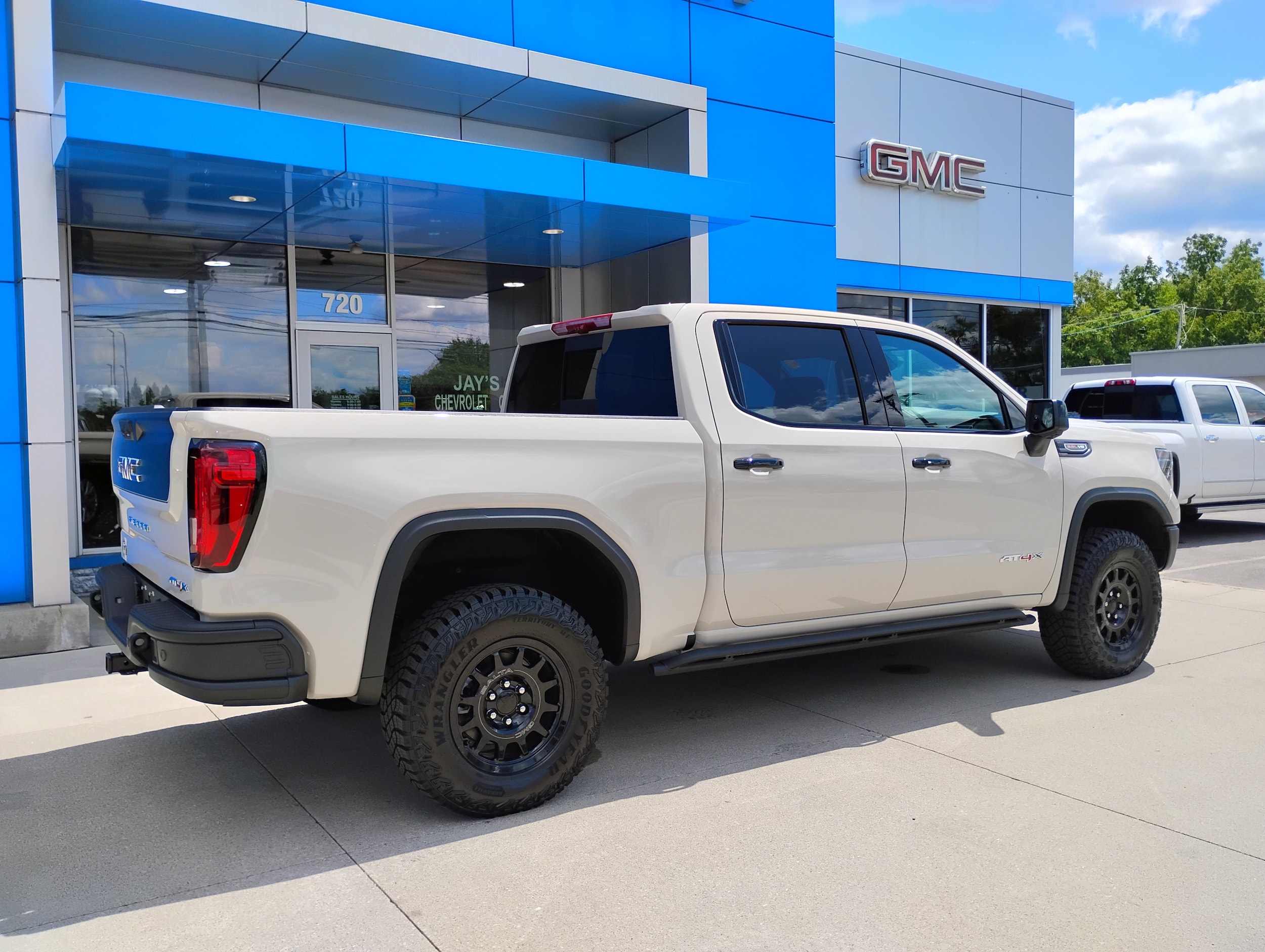 2026 GMC Sierra 1500 AT4X - Photo 6