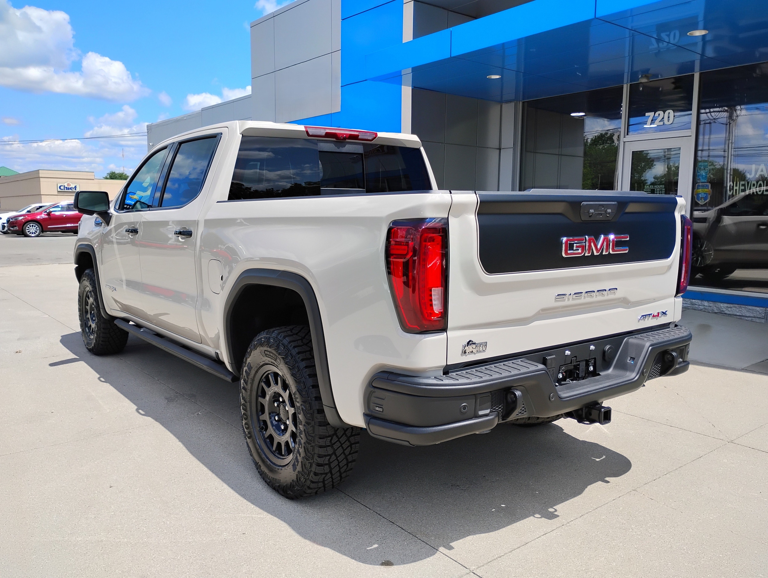 2026 GMC Sierra 1500 AT4X - Photo 9