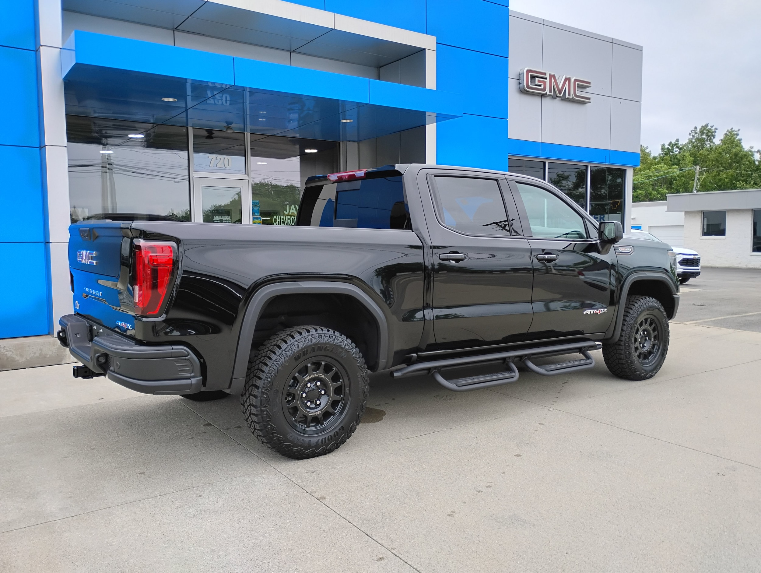 2026 GMC Sierra 1500 AT4X - Photo 6