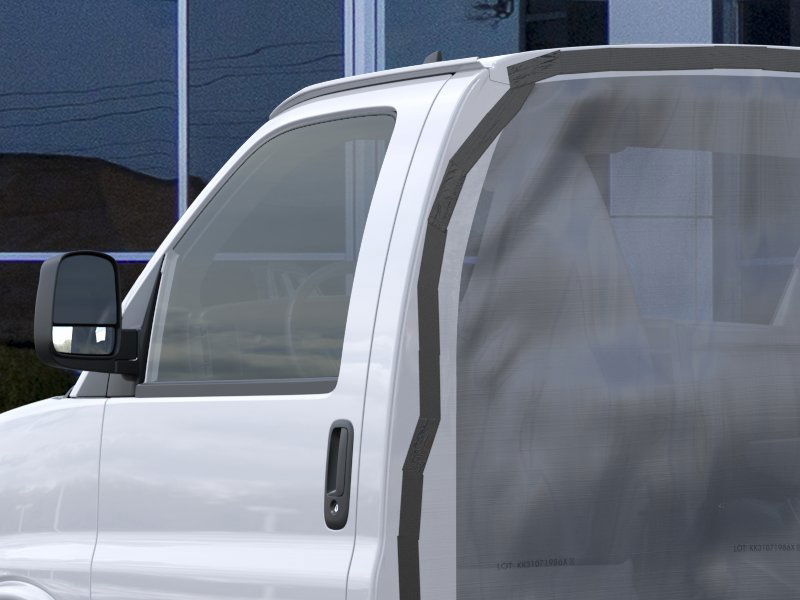 2025 Chevrolet Express Cutaway photo 4