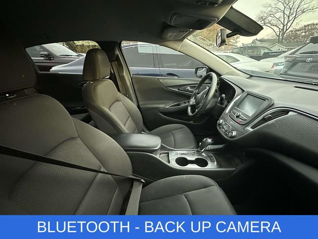 2018 Chevrolet Malibu photo 2