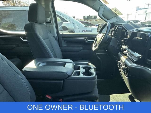 2022 Chevrolet Silverado 1500 LT photo 2