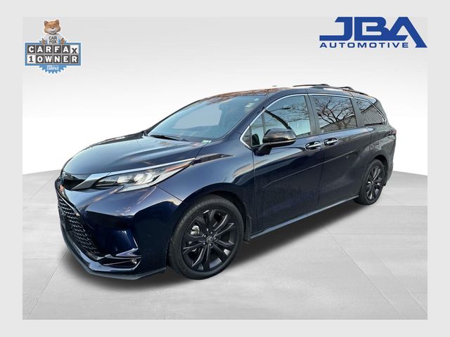 2022 Toyota Sienna XSE's photo