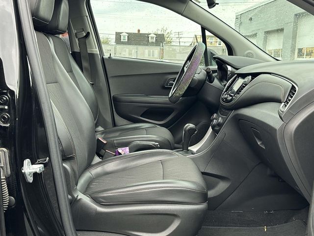 2021 Chevrolet Trax LT photo 2