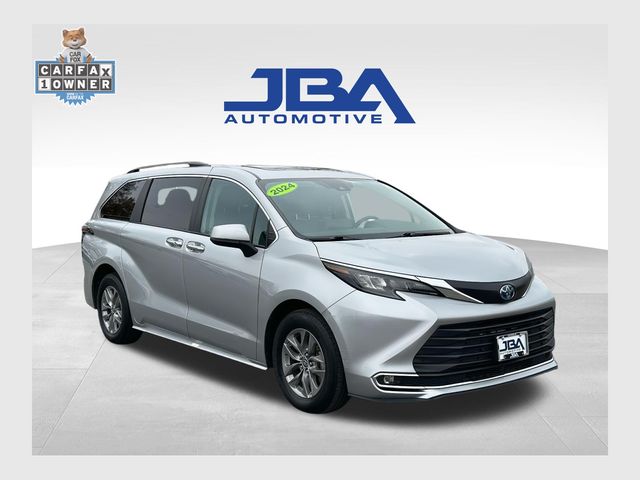 2024 Toyota Sienna XLE's photo
