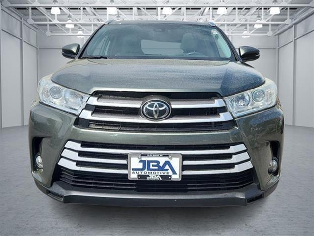 Used 2019 Toyota Highlander XLE with VIN 5TDJZRFH3KS999158 for sale in Glen Burnie, MD