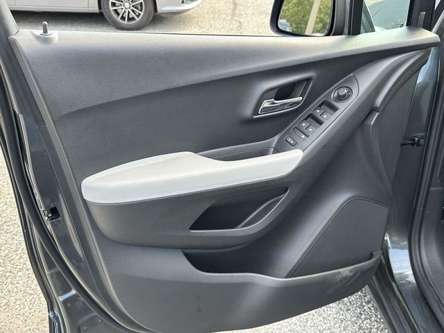 2020 Chevrolet Trax LS - Photo 16