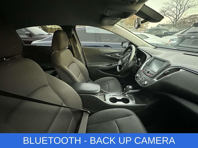 2018 Chevrolet Malibu photo 2