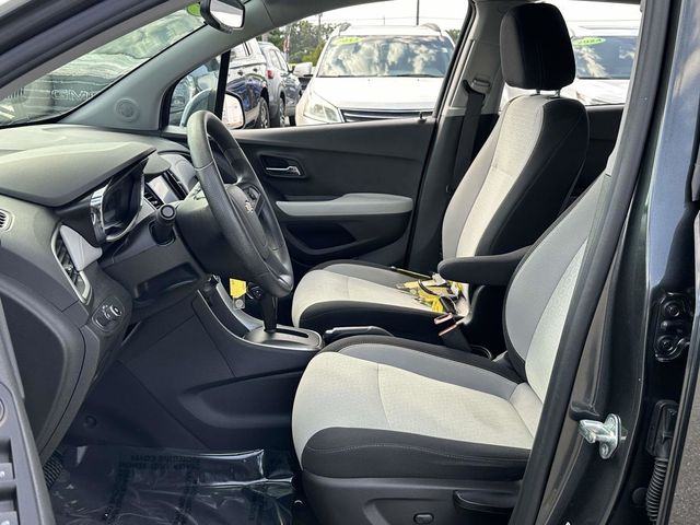 2020 Chevrolet Trax LS - Photo 18