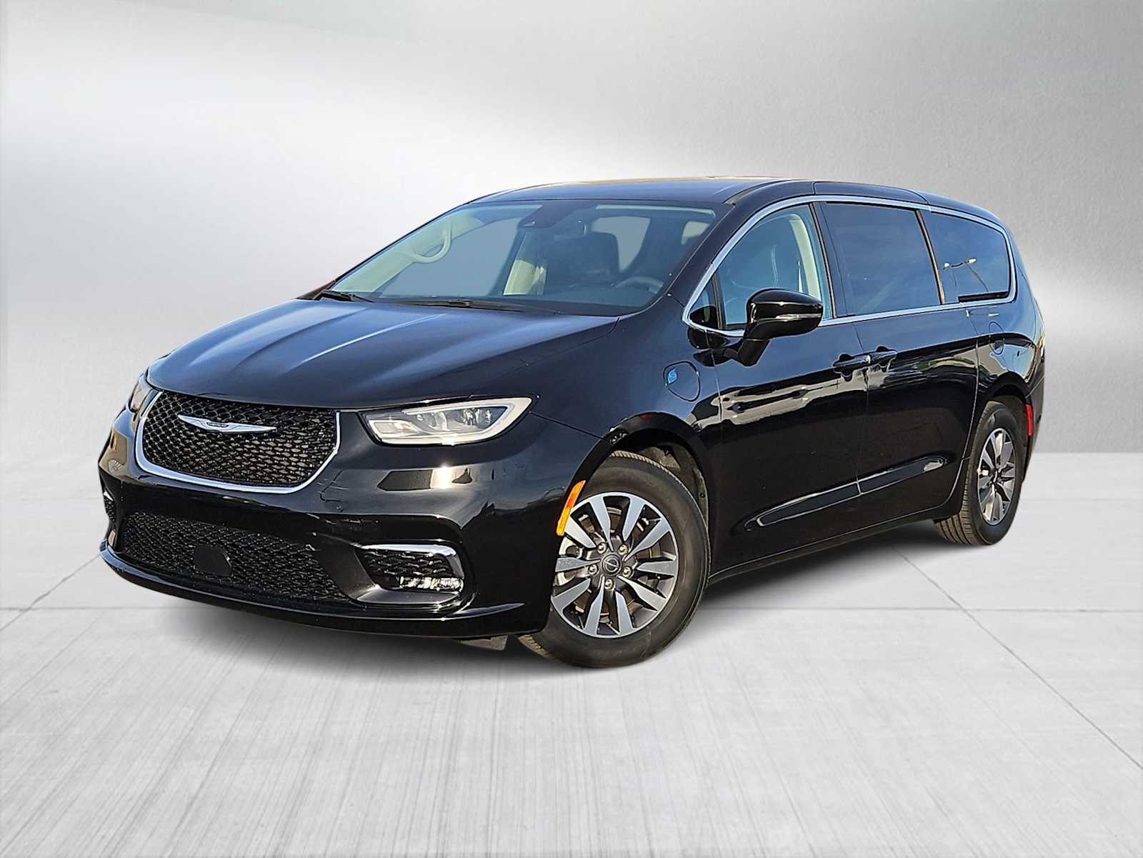 2022 Chrysler Pacifica Hybrid Touring L's photo