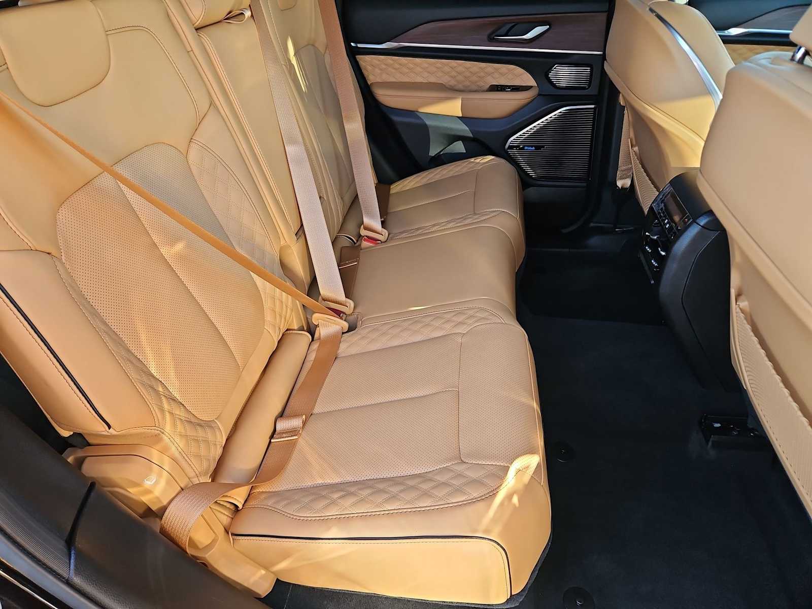 Thumbnail: 2022 Jeep Grand Cherokee - 22