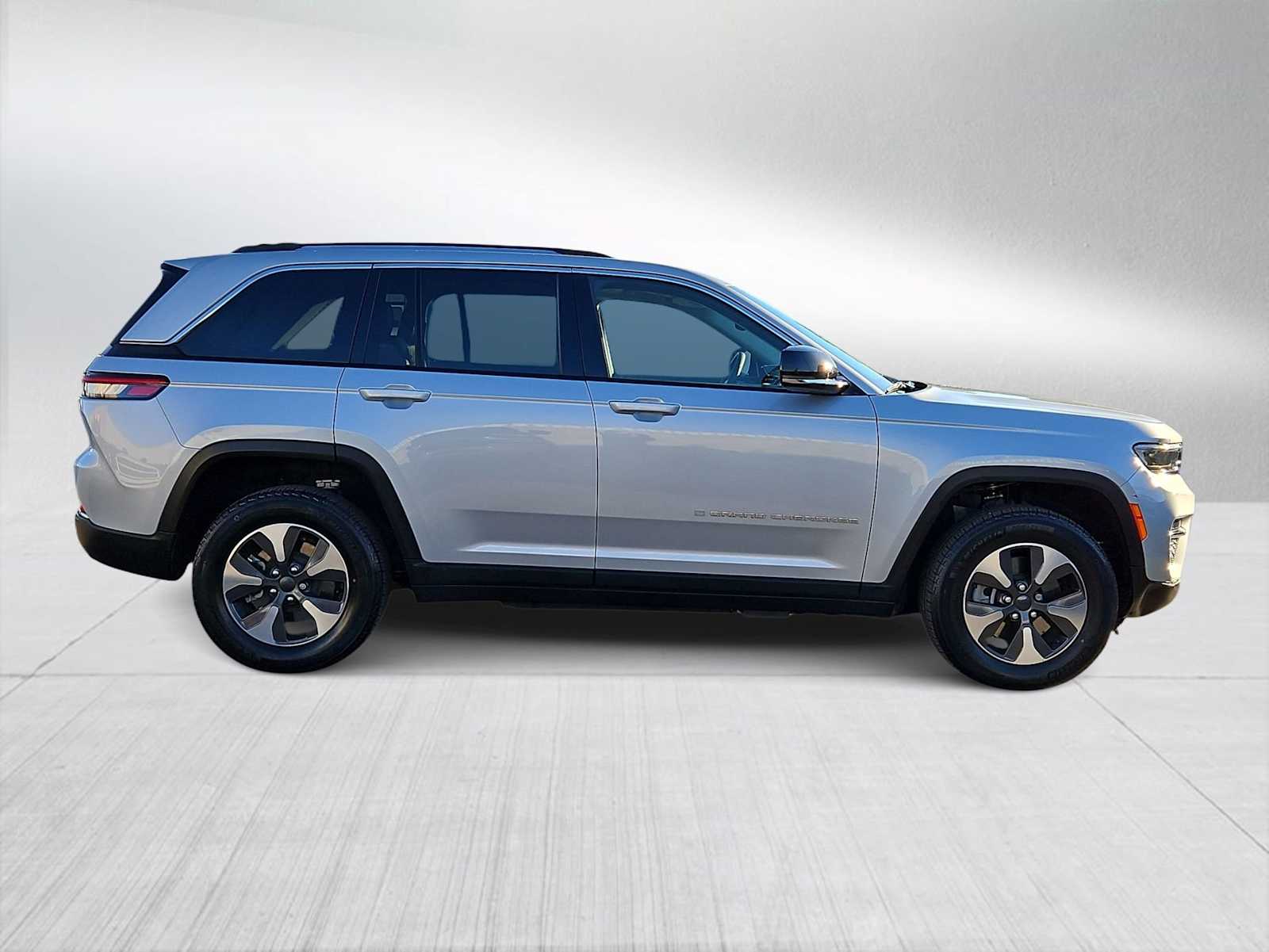 Thumbnail: 2022 Jeep Grand Cherokee - 9