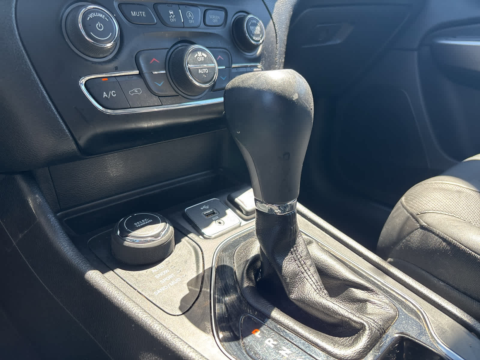Thumbnail: 2019 Jeep Cherokee - 14