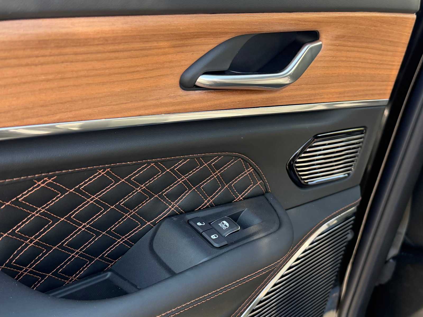 Thumbnail: 2026 Jeep Grand Cherokee - 21