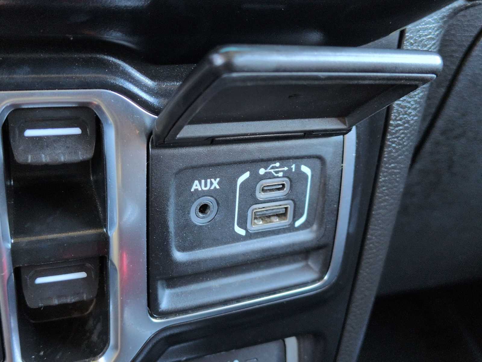 Thumbnail: 2022 Jeep Wrangler - 32