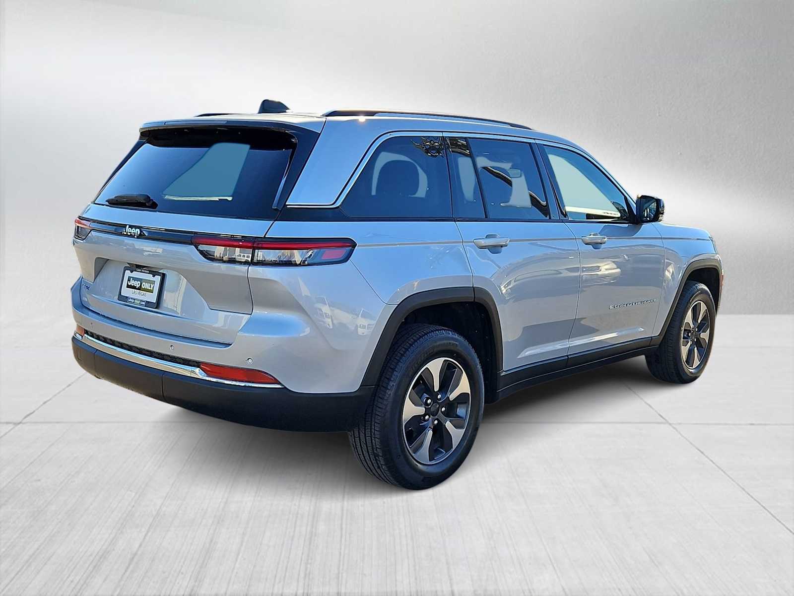 Thumbnail: 2023 Jeep Grand Cherokee - 8