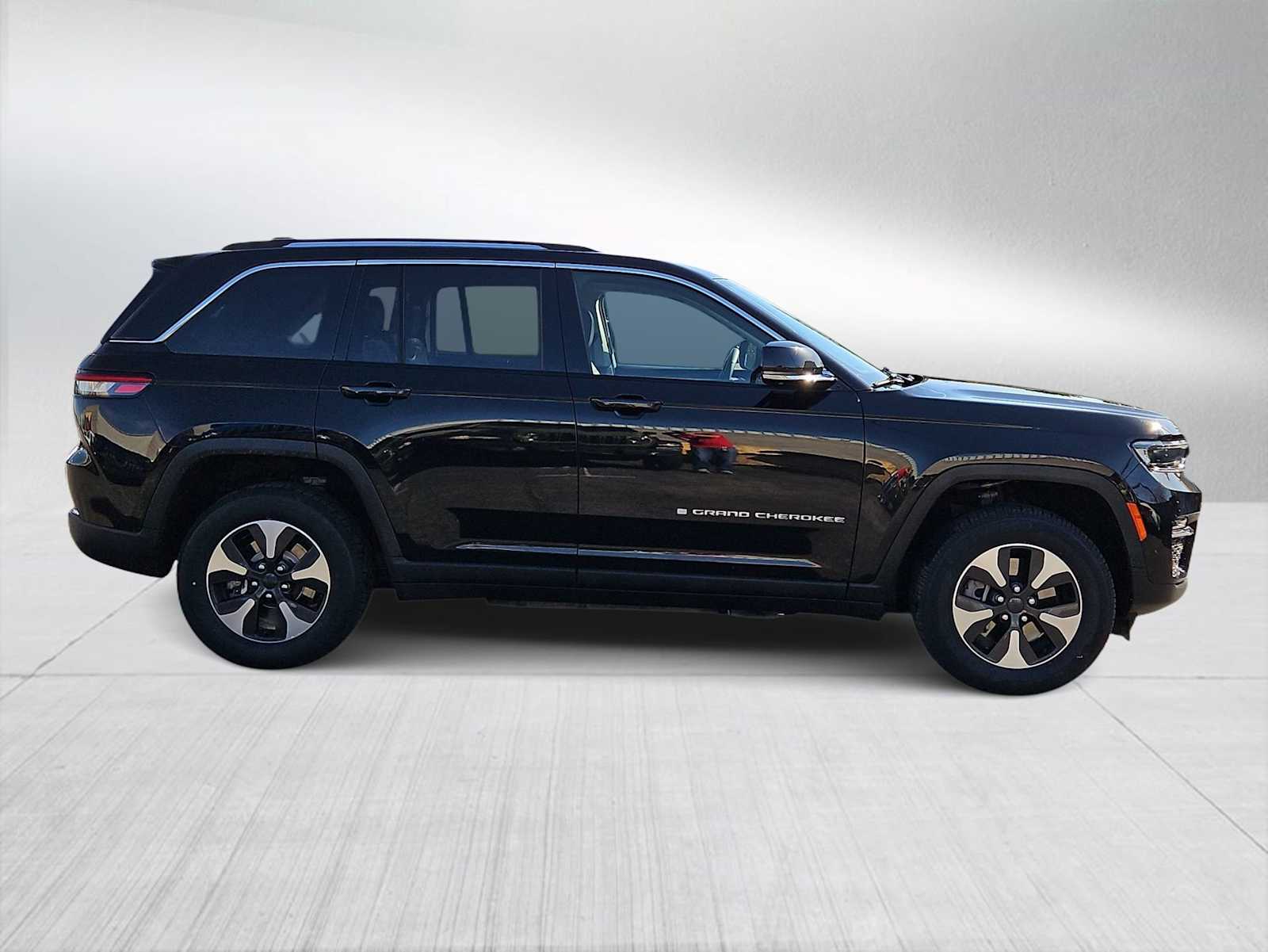 Thumbnail: 2022 Jeep Grand Cherokee - 9